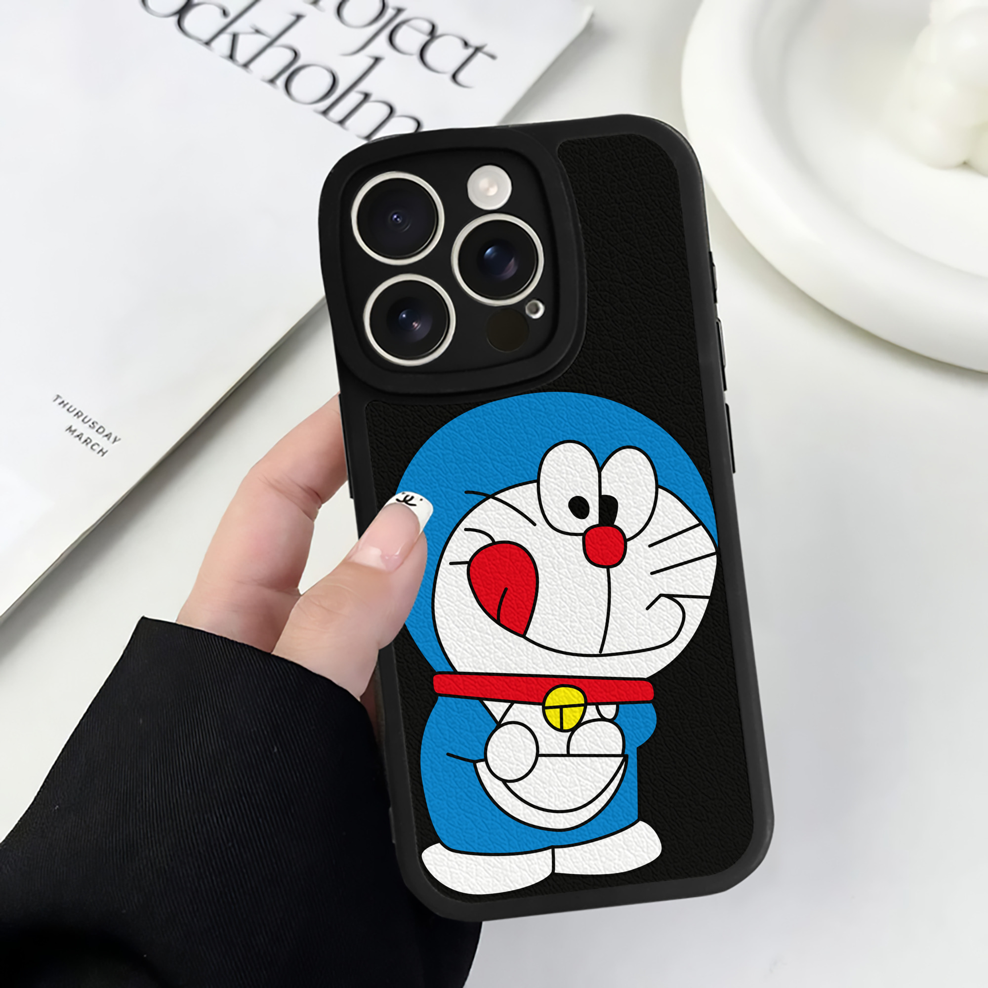 （画像用） ドラえもん Doraemon 【iPhone 16シリーズ対応】シリコンスマホケース（レザー調） 材質：シリコン